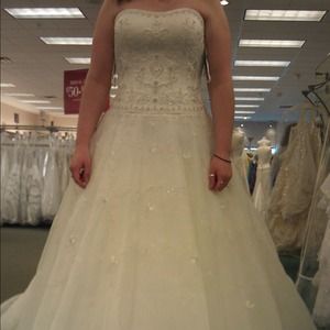 Brand new wedding gown