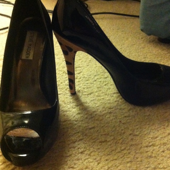 Steve Madden Black peep toe heels w/ cheetah heel