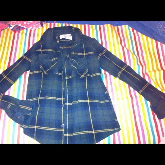 Long sleeve over collared shirt plaid