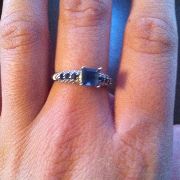 Blue sapphire ring