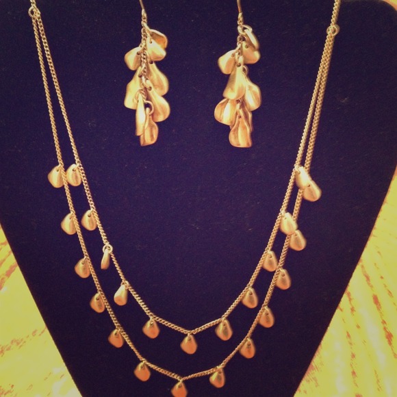 Beautiful Necklace & Earrings by Chloe & Isabel