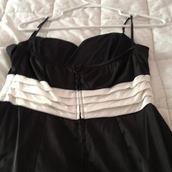 Dress - Picture 3 of 3