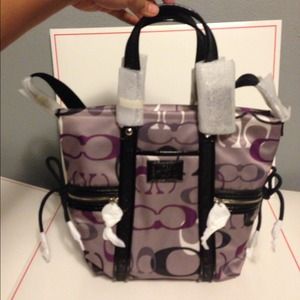 Auth.  coach f22962. Daisy optic print pocket tote