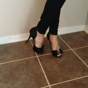 Reduced!! Adorable peeptoe pumps!