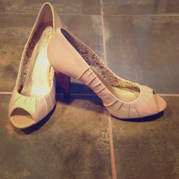 Seychelles cream pumps 9.5