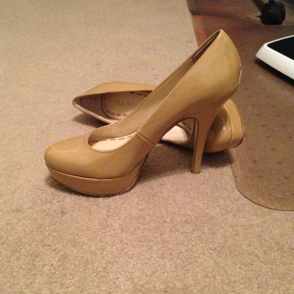 Slightly used nude pumps