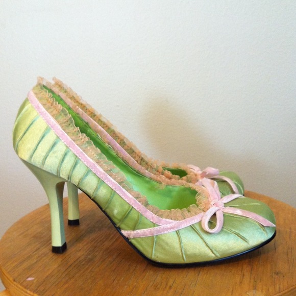Adorable green and pink heels. Perfect for spring! - Picture 2 of 4