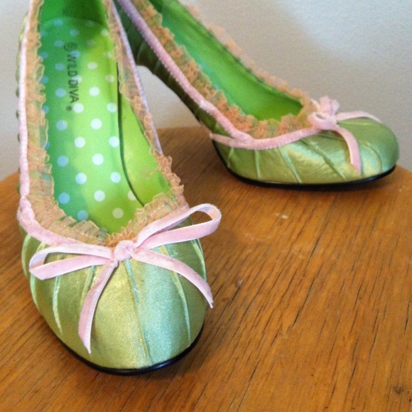 Adorable green and pink heels. Perfect for spring! - Picture 3 of 4