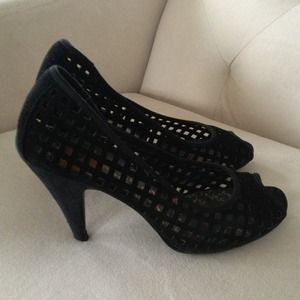 Super cute black cut out pumps.
