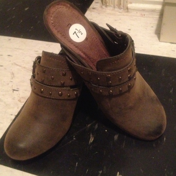 Clogs - Picture 2 of 3