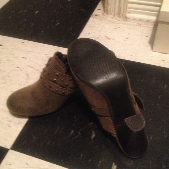 Clogs - Picture 3 of 3