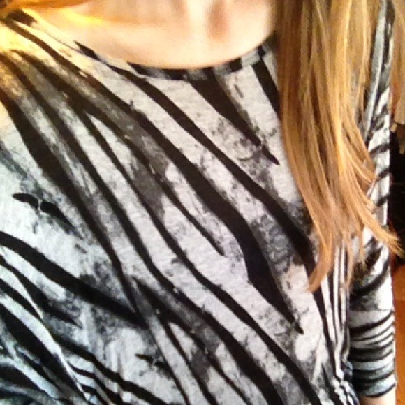 🔴SOLD🔴 Zebra patterned top - Picture 3 of 4