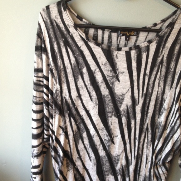 🔴SOLD🔴 Zebra patterned top - Picture 4 of 4