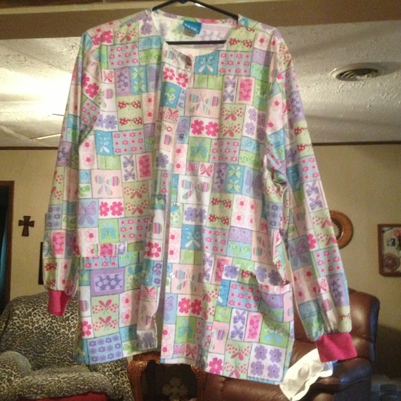 Hold⚡ 4 scrub Jackets $23