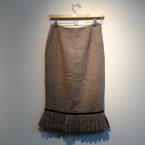 ✨LOWER PRICE!✨NWOT Beautiful wool skirt.