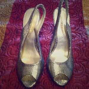 Ladies gold leather dress shoes