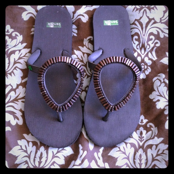 Sanuk Ibiza & Gunmetal sandals for @samsasfy