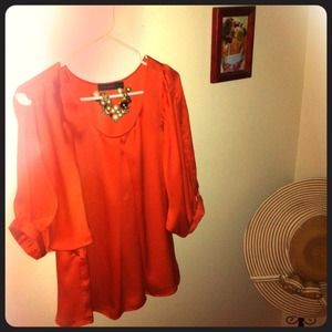 Flowy spring blouse ! With slits in arms So chic
