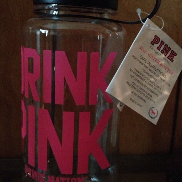 VS 32oz Drink Pink Water Bottle NWT