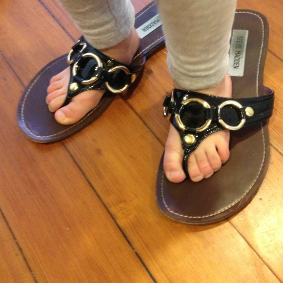 🔽Reduced🔽Steve Madden flip flops 9.5