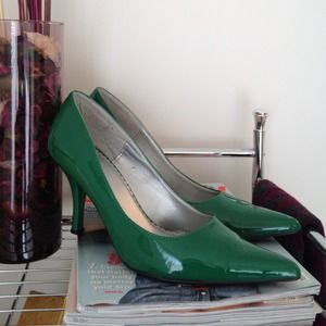 Money green patent leather pump!