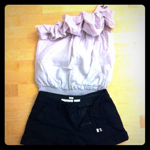 Grey top with ruffle detaing (s/m)