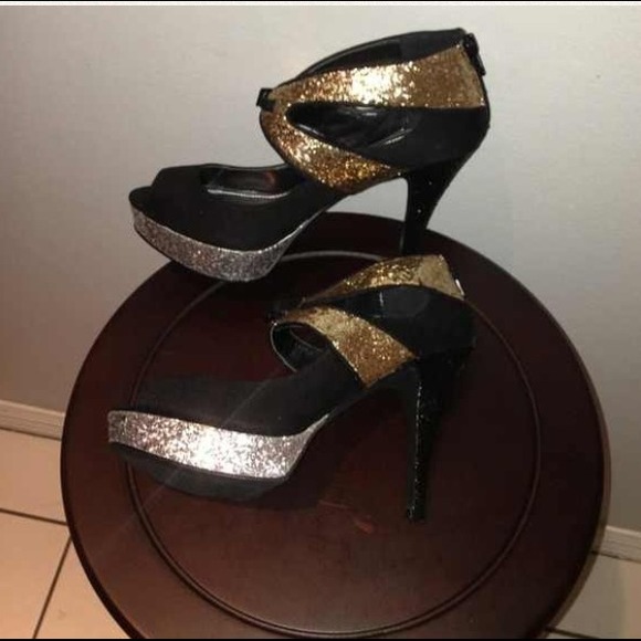 Shoes - 🔴Reduced 🔴Gold/sliver Glitter heels