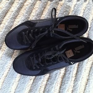 Women's Black Pumas Size 9 New