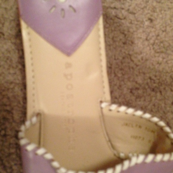 light purple and white flip flops with small heel - Picture 3 of 4