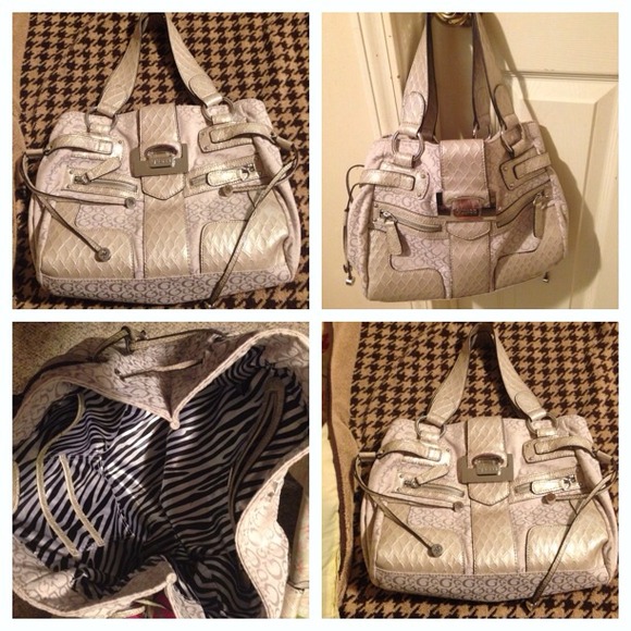 AUthentic Guess bag👜👜