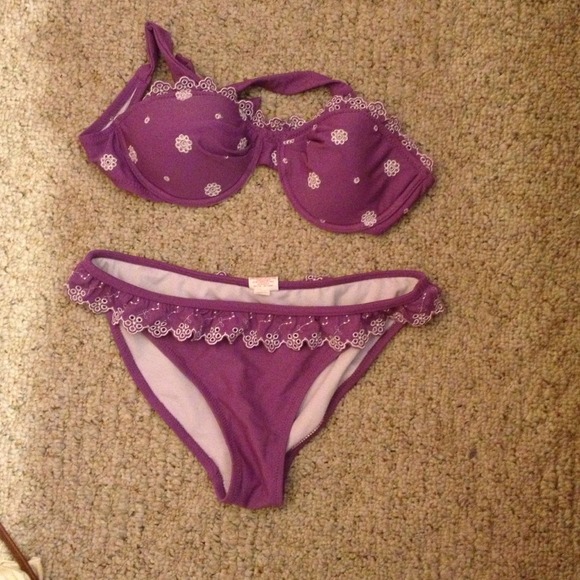 Never worn cute swimsuit Top is more for a A/B cup