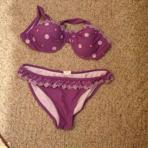 Never worn cute swimsuit Top is more for a A/B cup