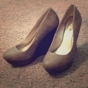 Brand new, size 6 wedges