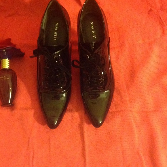 Black pointed toes booties