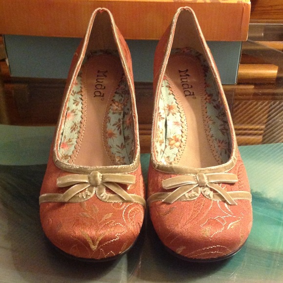 NEW Coral Kitten Heels