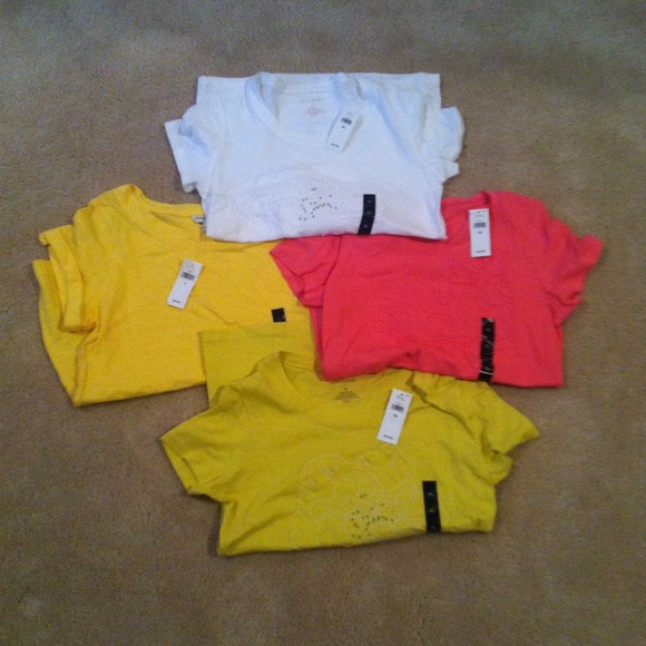 Bundle of 4 banana republic tees