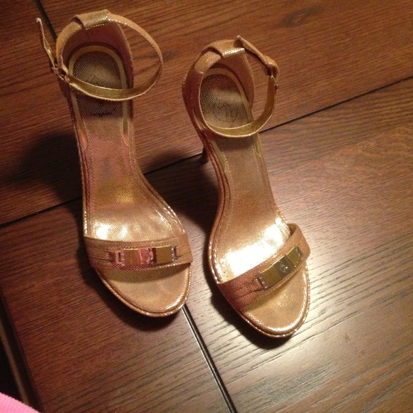 Gold Babyphat 6" pumps - Picture 2 of 4