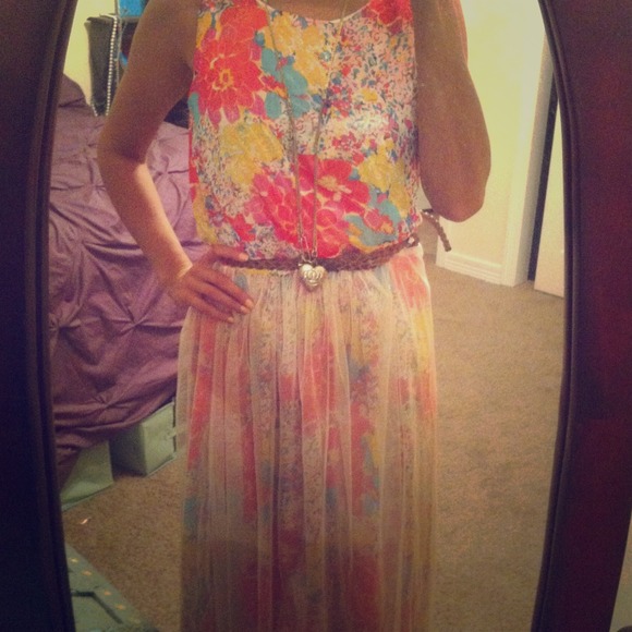 (Med) Maxi style dress with lace overlay