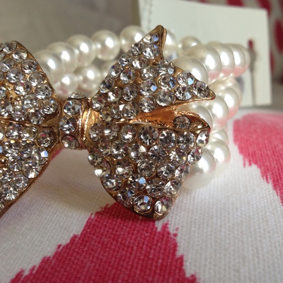🔴SOLD🔴Pearl bow bracelet 🎀 - Picture 2 of 3
