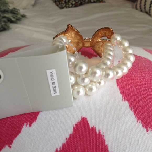 🔴SOLD🔴Pearl bow bracelet 🎀 - Picture 3 of 3