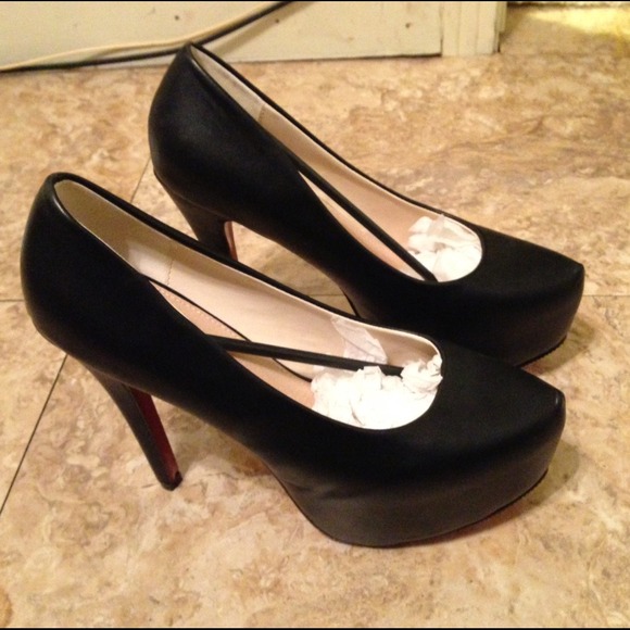 Black Pumps with red bottoms