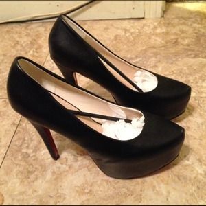 Black Pumps with red bottoms
