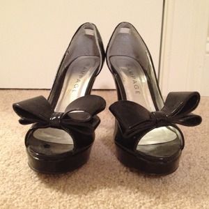 Black patent leather heel with bow