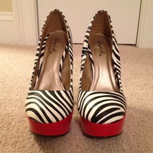 Black and white zebra stripped pumps