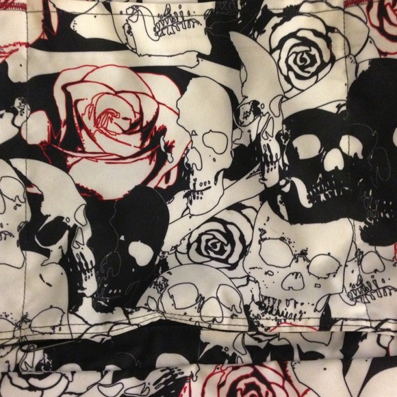 🚫SOLD🚫Skulls & Roses Duffle - Picture 2 of 3