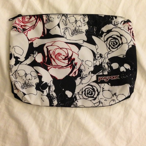 🚫SOLD🚫Skulls & Roses Duffle - Picture 3 of 3