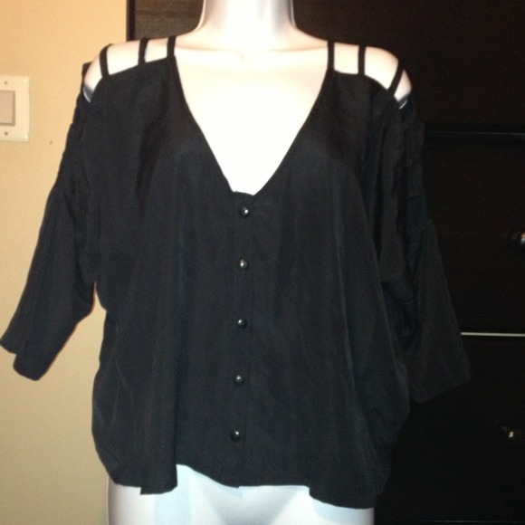 📦SOLD📦❗️❗️❗️ shoulder shirt!