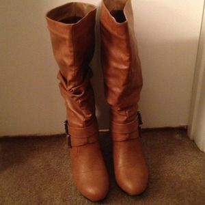 Hold!!! Camel colored boots with small heel!