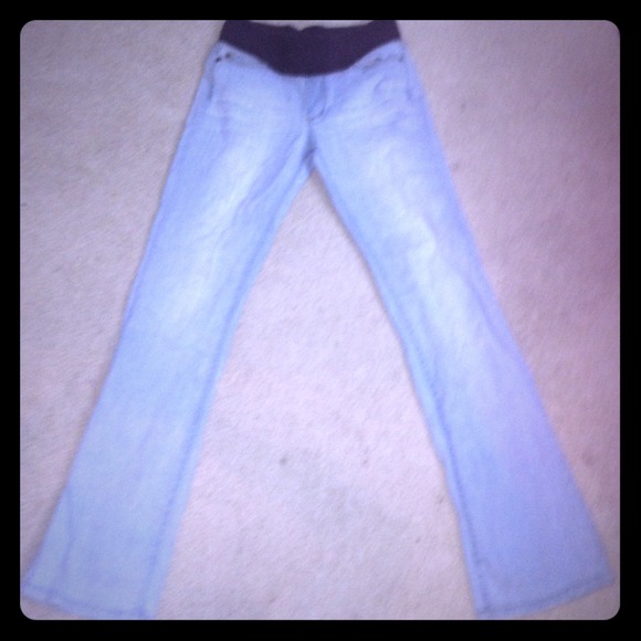 Cute maternity jeans only wore Once!