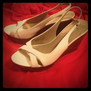 🎉 SOLD! White & brown wedges!